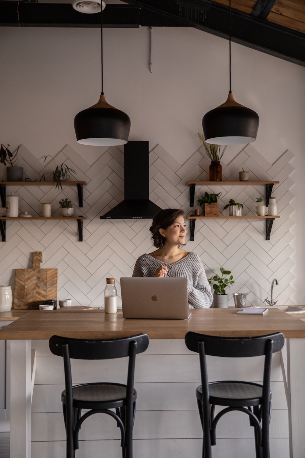 Personne assise avec un mac pour acheter sur la marketplace